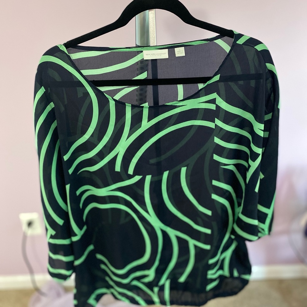 Cute navy and light green top! 💙💚